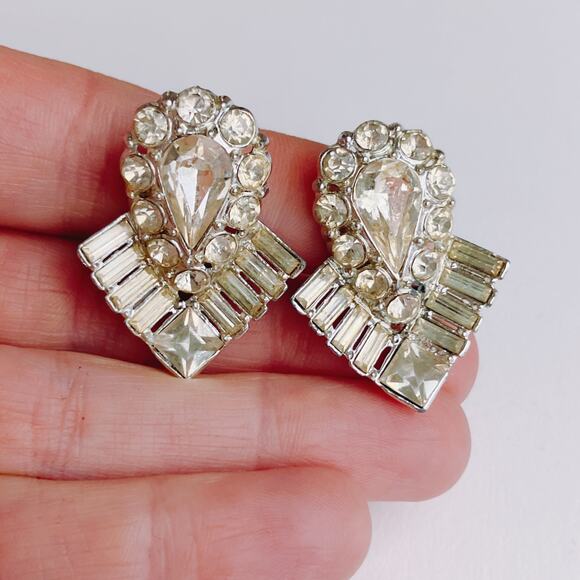 Mid Century Clear Rhinestone Clip On Earrings Unique Fan Shape Clear Glass 1950s - Picture 2 of 8